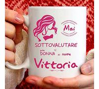 Tazza Vittoria divertente. Adatta per colazione, the, tisana, caffè, cappuccino. Gadget tazza personalizzata: Mai sottovalutare una donna di nomeVittoria. Anche come idea regalo originale e simpatica