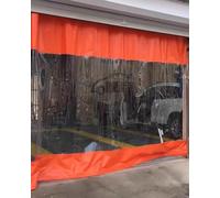 Tenda divisoria impermeabile resistente per autolavaggio con pannello trasparente e sistema di binari per la protezione del veicolo, separazione dello spazio di lavoro e dettagli efficienti dell'auto