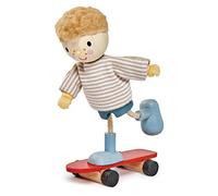 Tender Leaf Toys Mobili per bambole: STARDA/Edward e il suo skateboard 9x3,5x10cm, in legno, in scatola 11,5x5,2x17,8cm, 3+