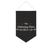 The Gathering Place Where Friends Become Family Banner in tela 25,4 x 38,1 cm bandiera motivazionale da appendere alla parete, decorazione da parete per camera da letto, cameretta dei bambini