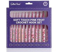 The Quilted Bear Set di 12 uncinetti a forma di frutta rosa, ergonomici con impugnatura morbida, con manico in argilla polimerica leggera per un comodo uncinetto e lavoro a maglia (2 mm-8 mm)