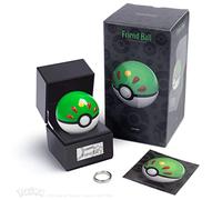 The Wand Company Poké Ball Replica autentica - realistica, Elettronica, in pressofusione Poké Ball con vetrina. Caratteristiche della Luce - Licenza Ufficiale Pokémon (Friend Ball)