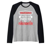 This Girl Is Protected By A Firefighter Funny Firefighters Maglia con Maniche Raglan