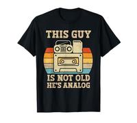 This Guy Is Not Old Hes analogico Retro Music Cassette Tape Maglietta