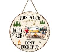 This Is Our Happy Place - Cartello rotondo personalizzato con coppia da campeggio, per interni ed esterni, coppia personalizzata da giardino, cartello in metallo con nome per moglie o marito benvenuto