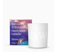This Works Candela alla lavanda e camomilla romana, 220 g, versata a mano e miscelata con oli essenziali, lenitiva e rilassante