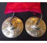 Tibetano buddista mano Bells in rilievo con il Mantra del Buddha della Compassione ' OM MANI PADME HUM ' , Hail to the gioiello nel cuore della Lotus , 65 centimetri di diametro. Viene in un raso rosso coulisse custodia per il trasporto - venduto da doni spirituali . Di solito viene spedito entro 2 giorni lavorativi .