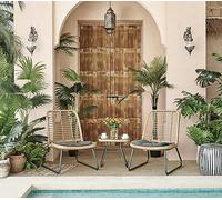 Tiiiopkvvv Santiago - Set da 3 pezzi per esterni in rattan sintetico naturale, stile boho, con cuscini grigi, 2 sedie e tavolino con piano in vetro, per giardino, balcone, cortile, prato, uso esterno