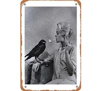 Tippi Hedren having her cigarette lit by a crow on the set of The Birds Art Board Print Targa in metallo decorativa per la casa in stile vintage, 30 x 20 cm