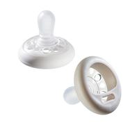 Tommee Tippee Ciuccio Che Simula il Seno Materno, Texture Simile Alla Pelle, Design Ortodontico Simmetrico, Senza BPA, Include recipiente per sterilizzare, 0-6 Mesi, Confezione da 2