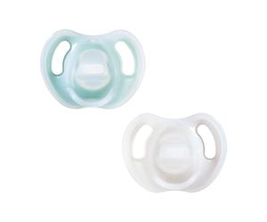 Tommee Tippee Ultra-Light Silicone Soother, 0-6m, 2 Pack, Symmetrical Orthodontic Design, BPA-Free, One-Piece Design