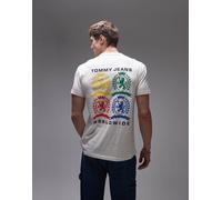 Tommy Jeans - T-shirt color bianco sporco con stampa grafica sul retro e logo con stemmi colorati-Neutro 2XL
