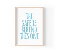 Tongue in Peach Stampa divertente con citazioni | Stampe per la casa | The Safe Is Behind This One | Wall Art Banter Estetico Salotto A4 A3 A5 * Cornice non inclusa* - PBH77