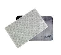 Tonic Studios Tim Holtz Glass Studio Media Mat 26 x 40 cm - Superficie da Lavoro in Vetro con Base Antiscivolo e Griglia di Misurazione - Resistente al Calore per Embossing, Taglio e Timbri