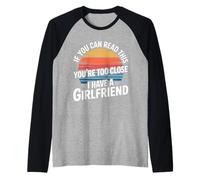 Too Close Yes I Have A Girlfriend - Maglia con Maniche Raglan