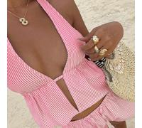 Top corto blu e bianco a righe in lino con scollo a V profondo, spalline annodate e schiena scoperta abbinato a pantaloncini corti casual con laccio in vita, soffici e morbidi, outfit estivo sexy, car