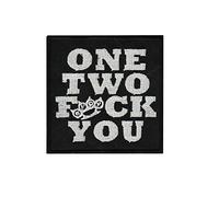 Toppa ricamata con scritta in inglese “Five Finger Death Punch On”