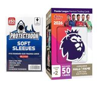 Topps Premier League 2025/26 Super Tin #2 (serie Hall of Fame) | Include 50 carte più 3 icone della Hall of Fame | Carte collezionabili + 250 custodie per carte Protectodon