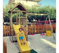 casetta torre in legno per bambini con altalene, scivolo , arrampicata e tavolo