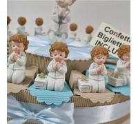 Torta Bomboniere Prima Comunione statuetta bambino in preghiera bigliettini e confetti inclusi (torta 20 fette)