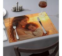 Tovagliette Una donna tiene il suo bambino addormentato mentre il sole tramonta tovagliette da pranzo tovagliette moderne decorazione fattoria moderna decorazione (1PCS)