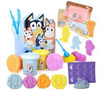 Toyland® Set di attività con secchiello per pasta Bluey da 17 pezzi: 4 pezzi di pasta, 3 taglierini, 1 rullo, 4 timbri, 3 schermi di gioco cancellabili e 1 secchiello - Giocattoli per arti e mestieri