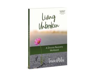Tracie Miles Living Unbroken - Includes 7-S (Tascabile) Interactive Bible Study