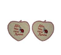 Trama Toscana Coppia Presine a Forma di Cuore con Ricamata la Frase alla Mia Cara Nonna in Colore Rosso