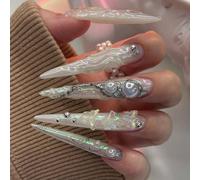Trasforma le tue unghie con il set da 24 pezzi di unghie finte eleganti, romantiche e glamour. Include decorazioni 3D con perle bianche vintage, perline metalliche rotonde, farfalle colorate in riliev
