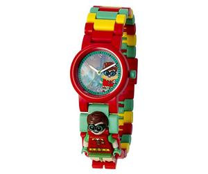 Trasformati nel partner definitivo con l'orologio da polso THE LEGO BATMAN con cinturino a maglie e minifigure di Robin. Questo orologio analogico è dotato di maglie colorate e intercambiabili che permettono di creare combinazioni uniche e di adattare il cinturino alla larghezza del polso. Arriverai sempre in tempo per salvare gli abitanti di Gotham City.