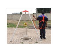 Treppiede di salvataggio per impieghi gravosi con verricello da 816,5 kg, cavo da 2,8 m e gambe da 1,8 m, ideale per pozzi profondi, fognature, tubi sotterranei e attrezzature di sicurezza per tunnel.