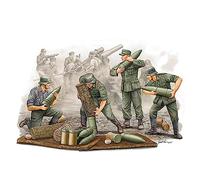 German (WWII) s.FH 18 Field Howitzer Gun Crew Plastic Kit 1:35 TRUMPETER