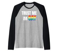 Trust Me I'm Gay Pride Statement Design Bold LGBTQ Ally Love Maglia con Maniche Raglan