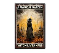 TSEZLOJH Targa in metallo con scritta "A Magical Garden Witch Lives Here for Living Room Bedroom Deccor", 30,5 x 20,3 cm, con cornice in metallo