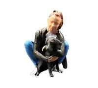 TTETTZ Miniatura Figura per Modellismo Architettonico con Dettagli Realistici Accessori Paesaggio Micro Decorazione Progetto Fai da Te Realizzata in, Donna Che Tiene in Braccio Un Cane