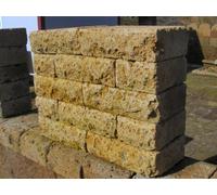 Tufo antico bugnato, blocchi 37x25x11 cm (n.63 pezzi)