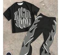 Tuta da due pezzi per ragazzo preadolescente, composta da Maglietta girocollo con stampa di testo "Rich Soon" e fiamme, e pantaloni a zampa, outfit casual per l'estate 8Y,9Y,10Y,11Y,12YLettereTessuto
