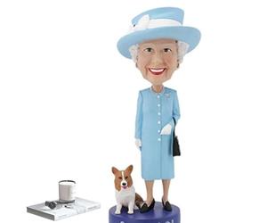 Tuzsocr Modello della regina Elisabetta II da 15 cm, figura commemorativa della regina Elisabetta, statua della regina Elisabetta II, decorazione della regina britannica e corgi, figura modello per