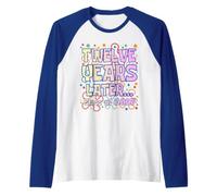 Twelve Years Later Class of 2027 Senior Graduation Funny Maglia con Maniche Raglan