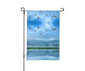 Uccelli che volano via sopra il cielo bandiere da giardino stagionali su entrambi i lati 30,5 x 45,7 cm all'esterno Pasqua giorno di San Patrizio decorazione per le vacanze