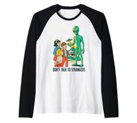 UFO classico con alieni verdi che volano sopra la città Maglia con Maniche Raglan