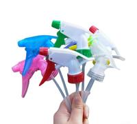 Ugello multifunzionale per annaffiatoio con funzionamento a pressione manuale per un controllo preciso del flusso d'acqua, progettato per adattarsi a varie bottiglie, comprese le bottiglie per uso in