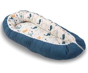 ULLENBOOM Riduttore Lettino Neonato Balene Blu - Riduttore Culla 55x95 cm - 100% OEKO-TEX e Made in EU, Adatto come Baby Cocoon e Lettino da viaggio
