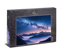 Ulmer Puzzleschmiede - Puzzle "cielo notturno" - Classico puzzle spaziale da 1000 pezzi - Vista fantasiosa nell'universo sopra la nebbia e il cielo notturno in montagna - Puzzle Made in Germany