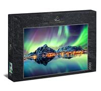 Ulmer Puzzleschmiede - Puzzle 'Danza Luminosa del Nord' - 2000 Pezzi - Motivo Norvegese Con Luci nel Cielo Notturno su Villaggi di Pescatori, Lofoten, Norvegia