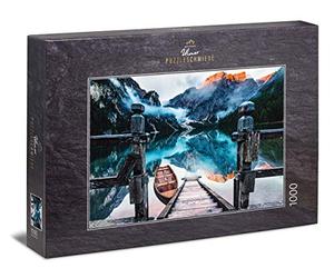 Ulmer Puzzleschmiede - Puzzle "Lago di Braies" - puzzle 1000 pezzi - Il lago di Braies di sera, di fronte al Seekofel nelle Dolomiti, in Alto Adige