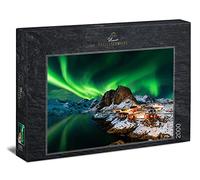 Ulmer Puzzleschmiede - Puzzle Norvegia "Aurora Borealis - 2000 pezzi - Puzzle di luci polari sopra il villaggio di pescatori Hamnoy, Lofoten, Norvegia