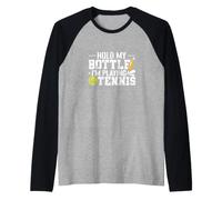 Umorismo sul Tennis Hold My Bottle Maglia con Maniche Raglan