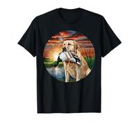 Un cane da caccia Labrador Retriever con un'anatra al tramonto. Maglietta