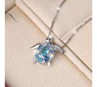 Un collana a forma di con una pietra ovale blu acqua, design in stile con un'estremità a -Tone, perfetta come regalo